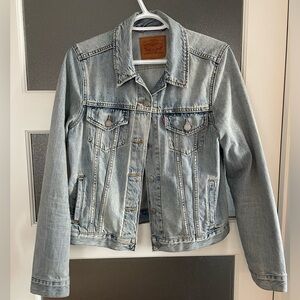 Levi’s denim jacket size L